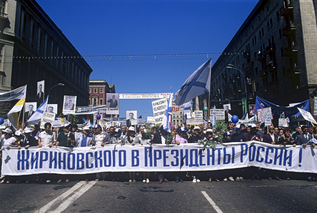 Многотысячная колонна демонстрантов на улице сканворд