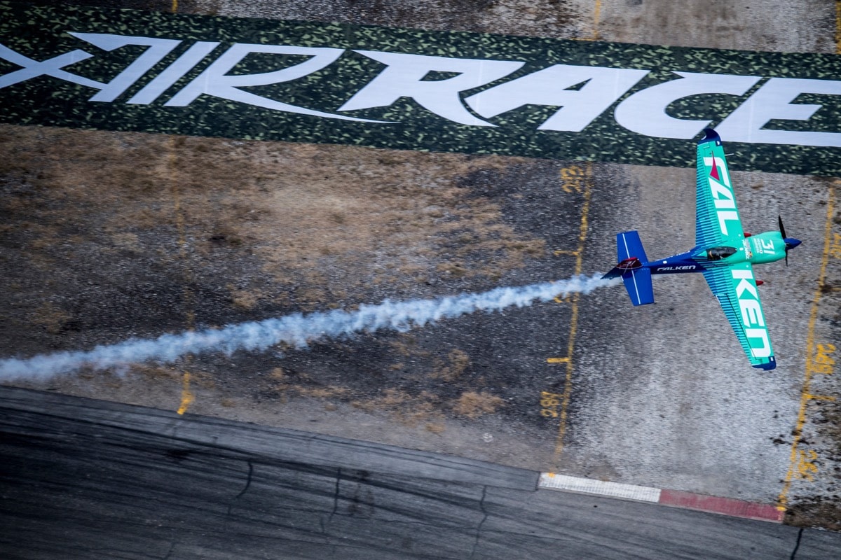 Йошихиде Муроя из Японии выступает во время финала восьмого тура чемпионата мира Red Bull Air Race