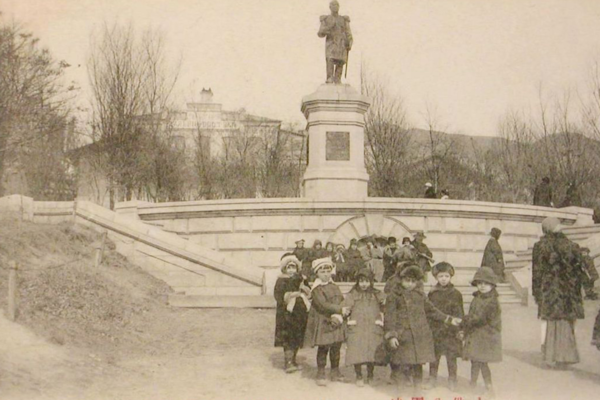 Памятник адмиралу Завойко в детском парке (сейчас Театральный сквер)