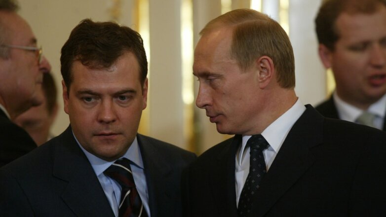 Путин поручил Медведеву контролировать исполнение нацпроектов в регионах