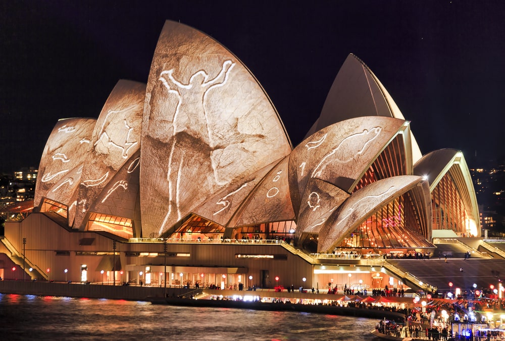 Оперный театр в Австралии прежде всего необычен тем, что в отличие от других сооружений подобного типа, выполненных в классическом стиле, являет собой яркий образец экспрессионизма, демонстрирующий новый взгляд на архитектуру.