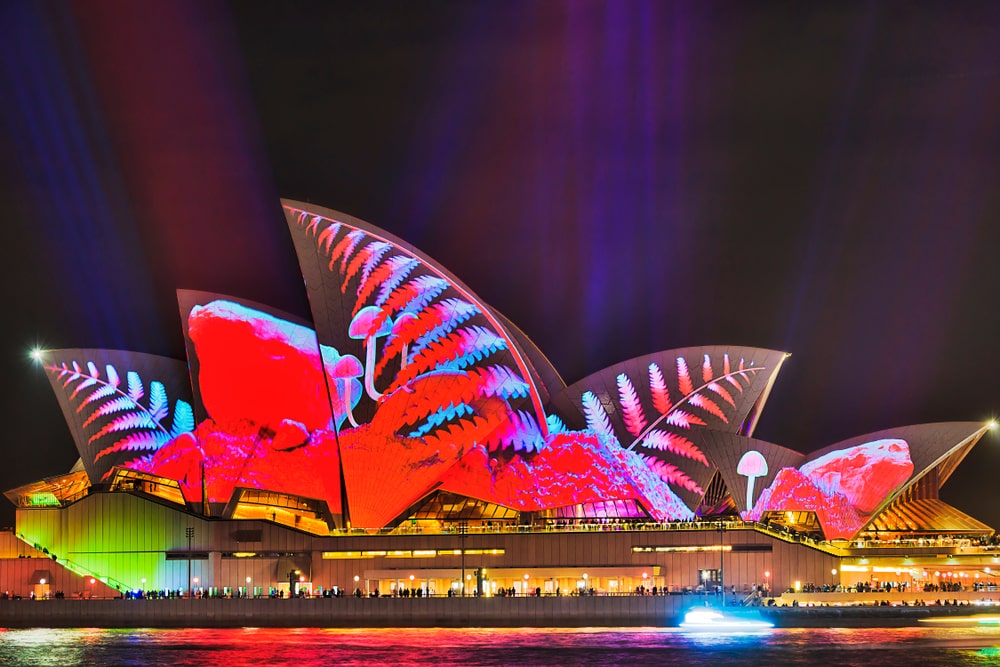 Самой примечательной частью здания, благодаря которой театр оперы в Сиднее стал одним из наиболее интересных театров в мире, является его крыша, сделанная в форме расположенных друг за другом раковин или парусов.