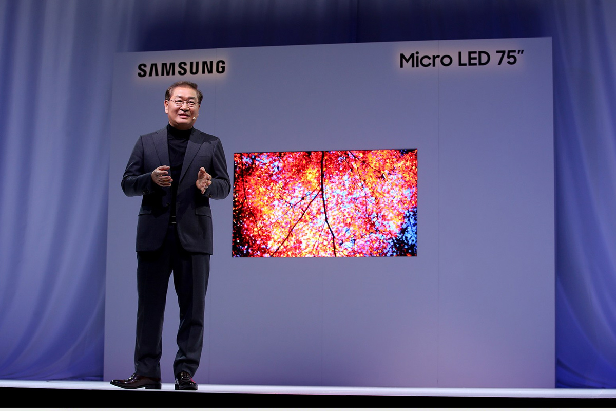 Вечный соперник LG, компания Samsung, ответила своим концептом компактного телевизора. С точки зрения Samsung, нет необходимости сворачивать «ящик» в рулон, если его можно разобрать на небольшие модули. Технология Micro LED позволяет состыковать сколько угодно панелей, получив в результате экран гигантского размера (телевизор The Wall).