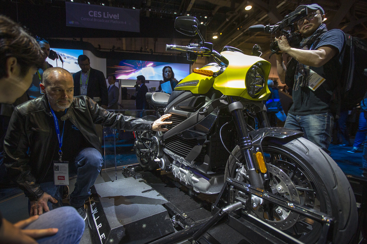 Легендарный мотоцикл Harley-Davidson стал суперсовременным, причем у новой версии появился соавтор – японская компания Panasonic. Их совместный «гаджет на колесах» работает на электричестве и управляется через приложение, в котором можно посмотреть уровень заряда батареи, найти на карте зарядную станцию, отследить местоположение самого байка. По сути это первая попытка популяризовать технологию Connected Car в мире мотоциклов.