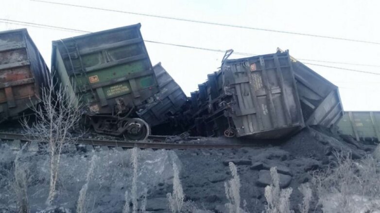 Почти 30 вагонов с углем сошли с рельсов в Иркутской области