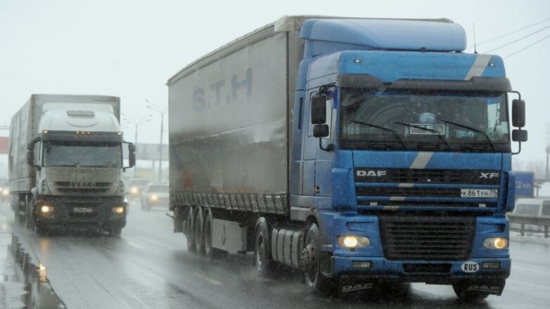 Движение грузовиков в России решили ограничить