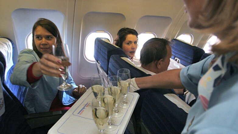 Салон самолёта борт обслуживание, алкогольные напитки, стюардесса
