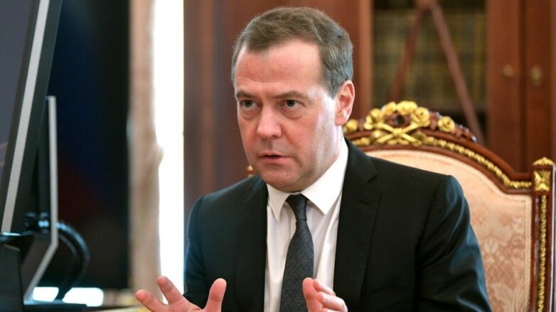 Медведев выступил за демонтаж «клеток» из залов судов в РФ
