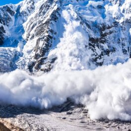 МЧС предупредило об угрозе схода снежных лавин в Крыму