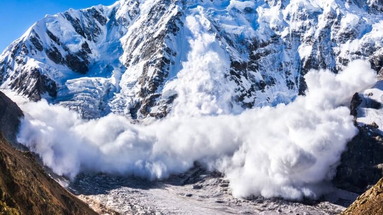 МЧС предупредило об угрозе схода снежных лавин в Крыму