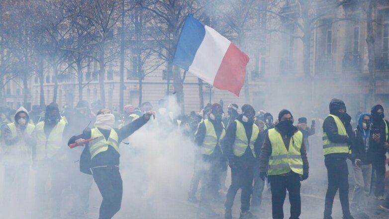 Парижские жандармы готовятся встретить протестующих броневиками