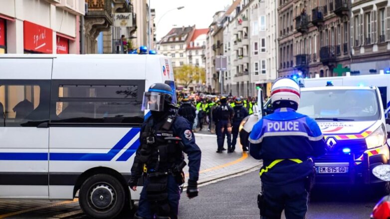 60 "желтых жилетов" подрались с полицией во Франции
