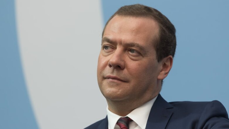 Стала известна зарплата Медведева на новой должности в Совбезе