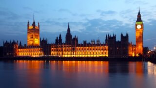Парламент Британии проголосовал за отсрочку Brexit