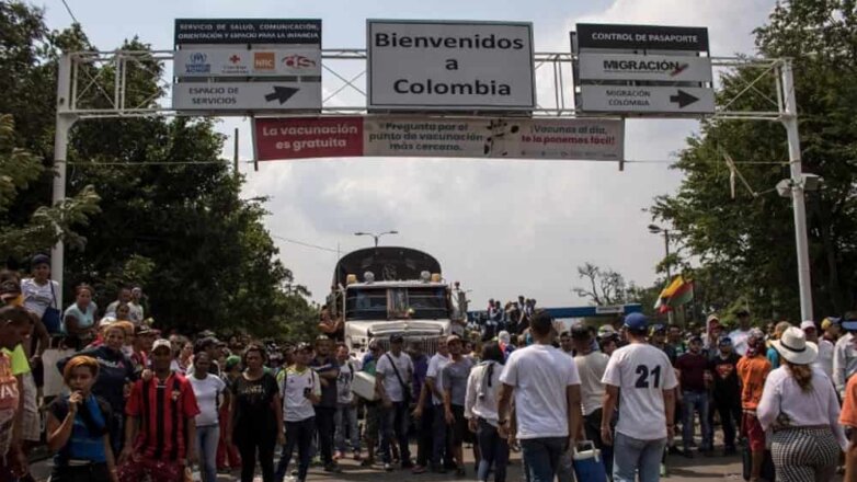 Грузовик с гуманитарной помощью на границе Венесуэлы с Колумбией