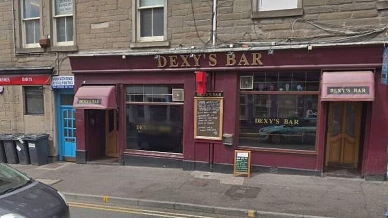 Шотландца будут судить за подмигивание незнакомке в баре