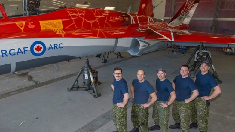 Канадские военнослужащие на презентации истребителя CF-188