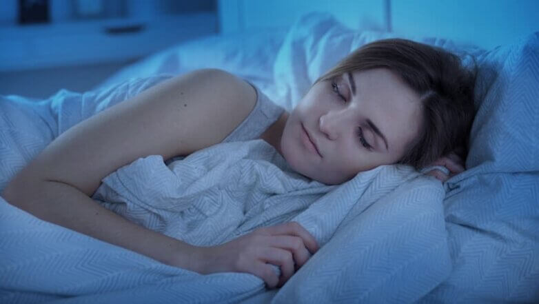 Спящая женщина сон спать один