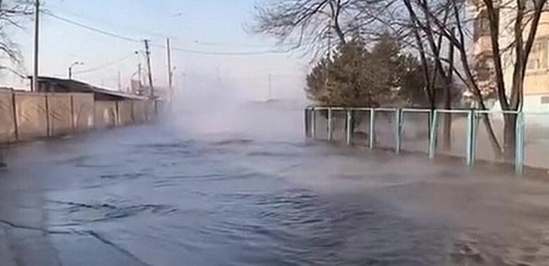 Грязной водой из канализации затопило улицы и дворы в Хабаровске