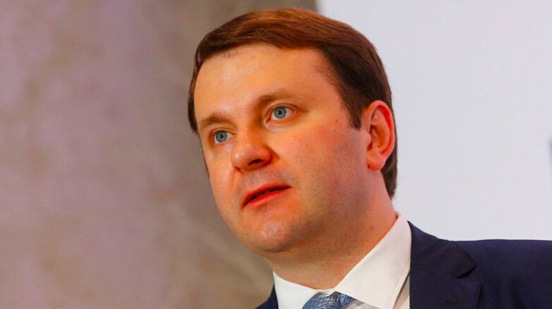Министр экономического развития Максим Орешкин светлый фон