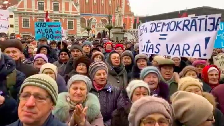 Жители Латвии вышли на митинг в поддержку мэра Риги Нила Ушакова