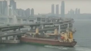 Российский корабль врезался в автомобильный мост в южнокорейском Пусане
