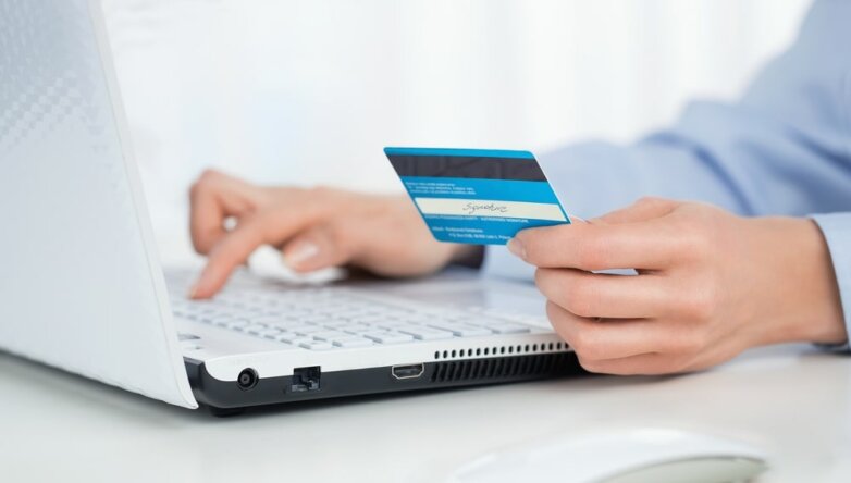 Ноутбук, кредитная карта, онлайн покупка, интернет платёж, оплата