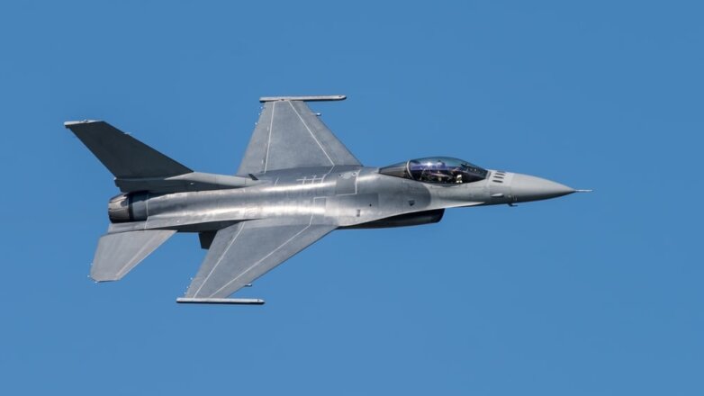 В Сеть попало видео крушения истребителя F‐16 в Калифорнии