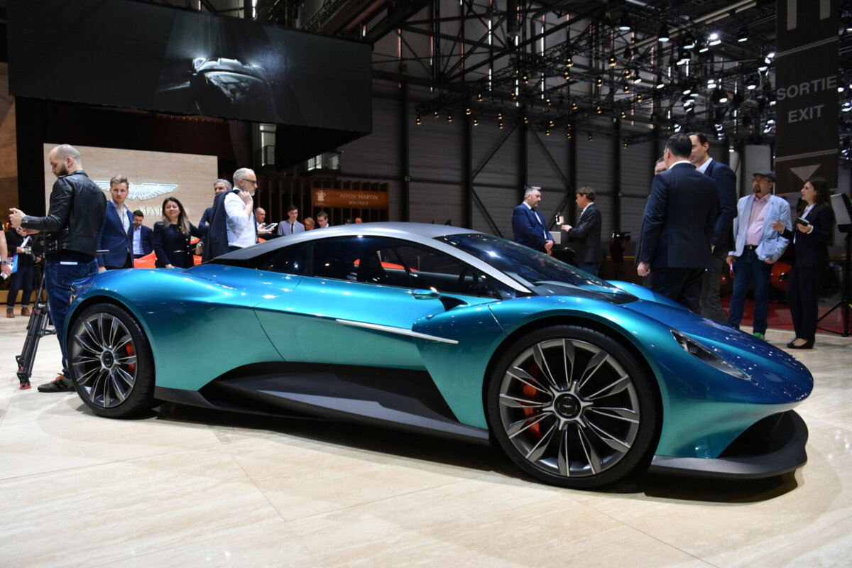 Даже спорткары переходят на электрическую тягу, о чем свидетельствует премьера Aston Martin Vanquish.