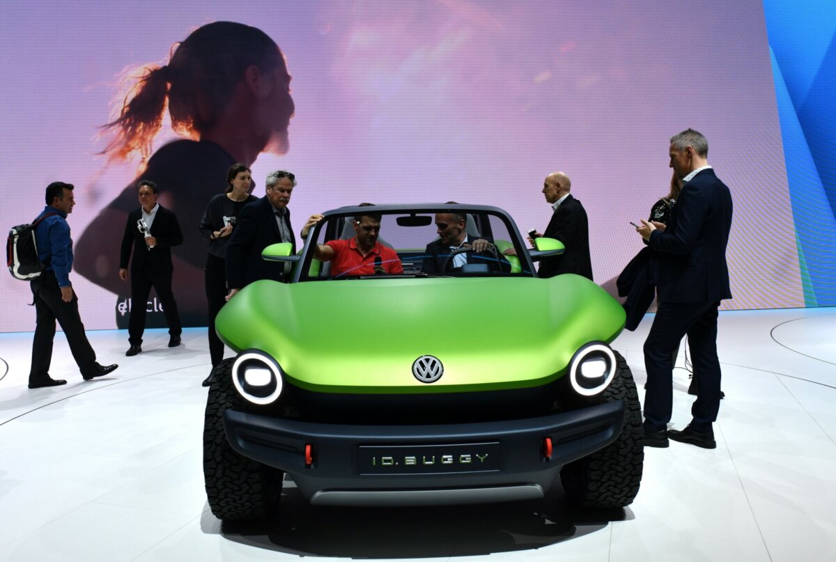 Весьма экзотическая новинка в классе электромобилей – ID.BUGGY от Volkswagen (другой вариант названия – dune buggy). Заднеприводный «пляжный гонщик» может развивать скорость до 160 км/ч. Литий-ионная батарея емкостью 62 кВт*ч позволяет проехать 250 км на автономном ходу.