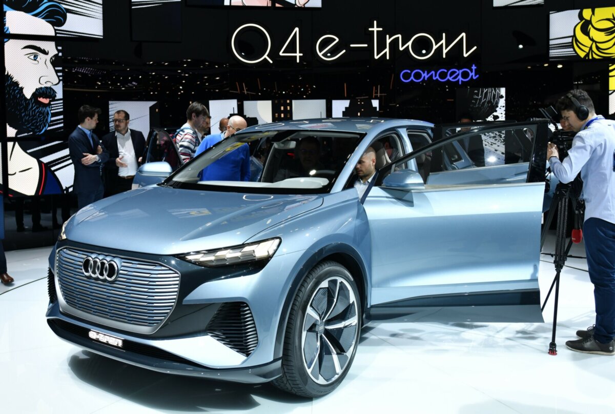 Audi презентовал Q4 e-tron – концепт пятого по счету электромобиля в своем модельном ряду. В целях экономии заряда максимальная скорость кроссовера ограничена 180 км/ч. На рынок она поступит к концу 2020 года.