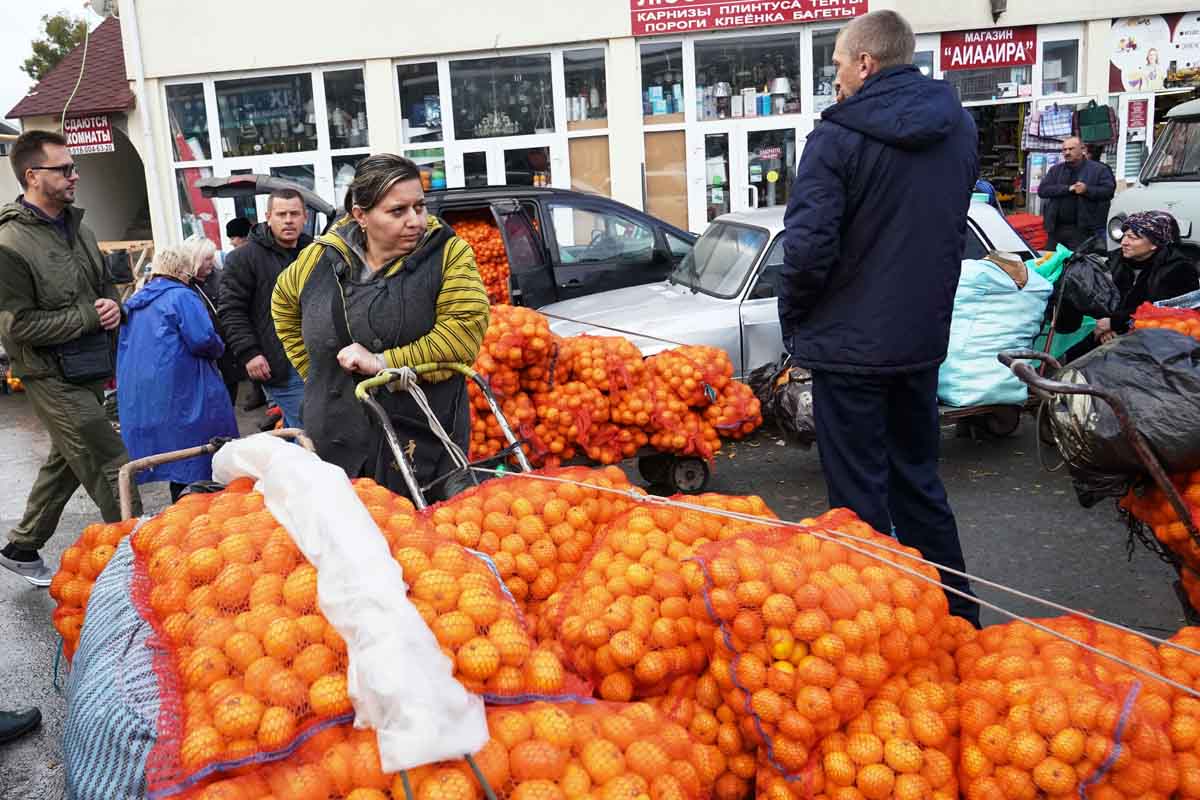 Мандарины в марте. Абхазия рынок мандарины. Абхазские мандарины на рынках. Абхазские мандарины на границе. Мандарины на границе с Абхазией.