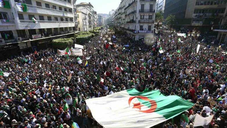 Старый и больной президент Алжира отказался от борьбы за новый срок, но протесты в стране продолжаются