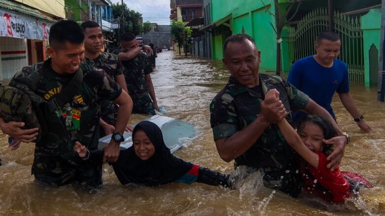 63 человека погибли при наводнении в Индонезии