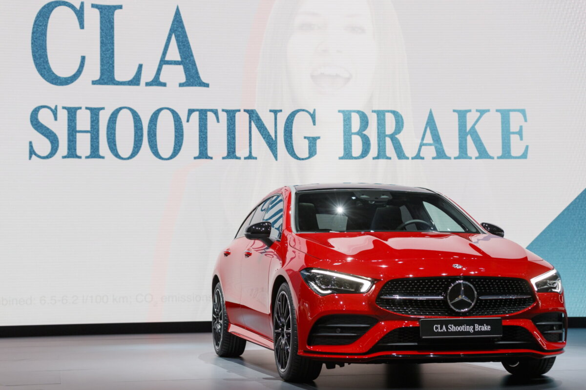 Еще одна новинка от швабского концерна – универсал CLA в кузове Shooting Brake. Он позиционируется как модель нацелена на молодых покупателей, думающих о покупке первой машины, что не совсем типично для Mercedes-Benz.
