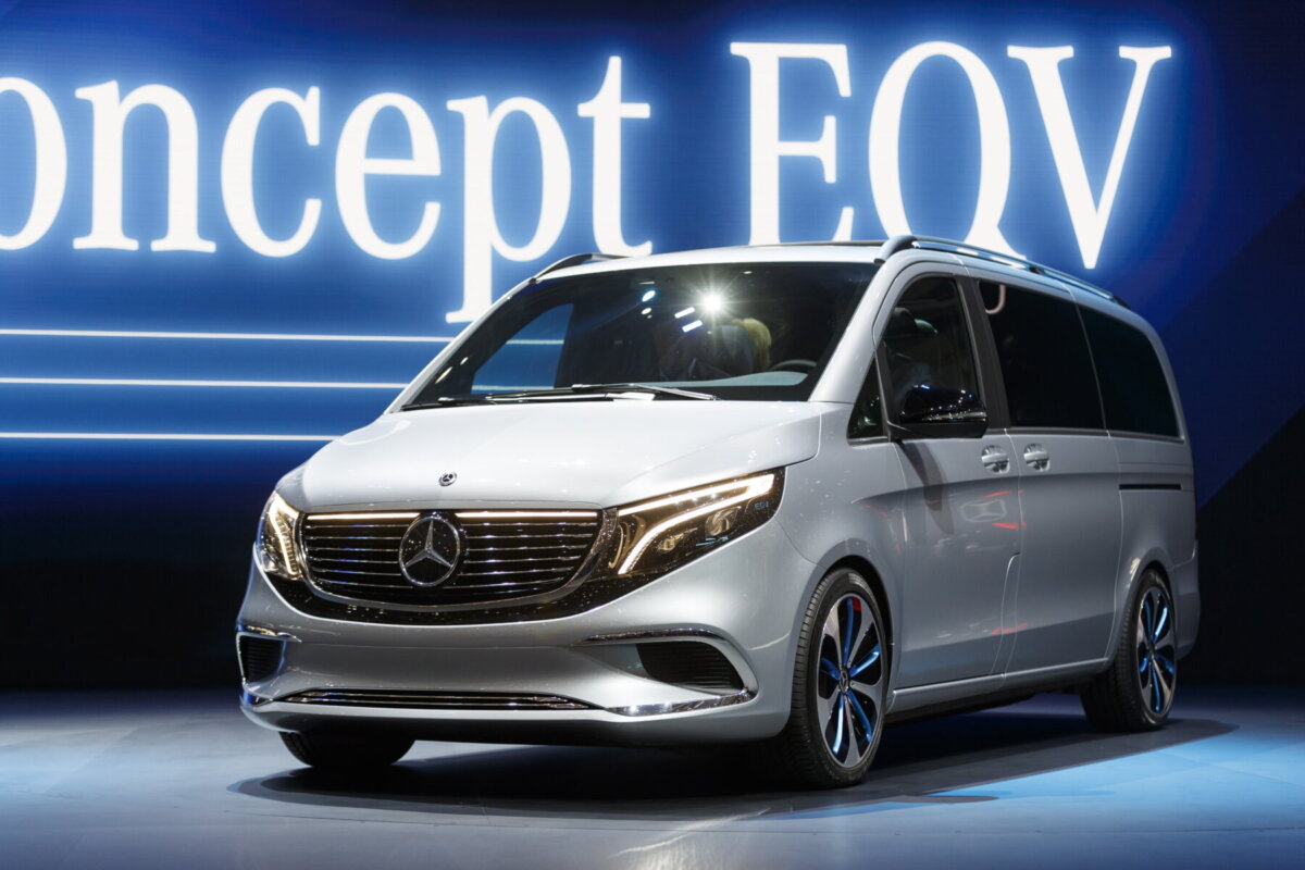 Mercedes-Benz EQV – концепт «электрички», представляющей собой переработку под новую платформу элитного микроавтобуса V-класса. Отличительная особенность модели – супербыстрая зарядка: 15-минутного подключения к сети хватит, чтобы пополнить аккумулятор на следующие 100 км пути.