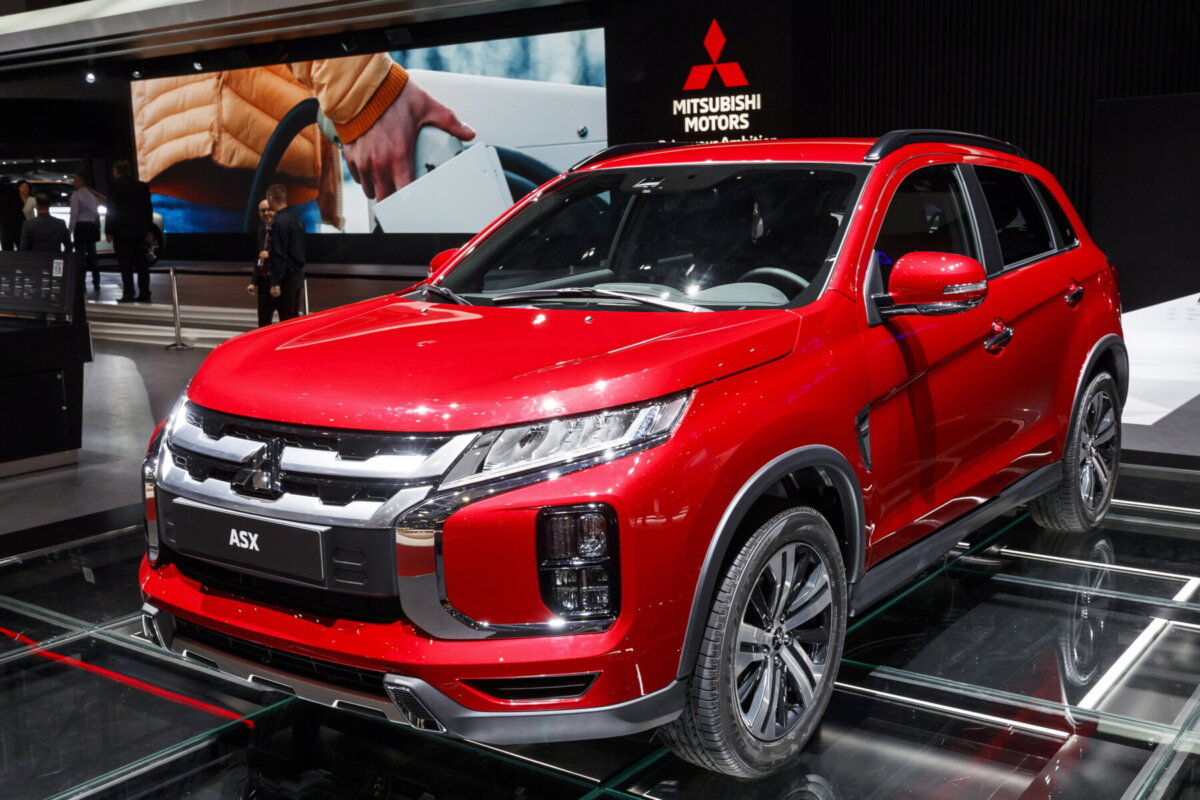 Mitsubishi представил очередную, четвертую версию популярного кроссовера ASX. Главное изменение – вместо 2,2-литрового дизельного двигателя ASX теперь ездит на 2,0-литровом бензиновом.