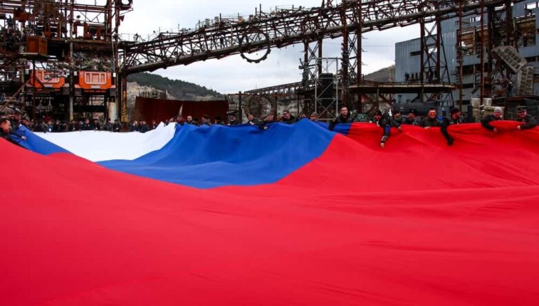 Самый большой флаг России развернули в Севастополе