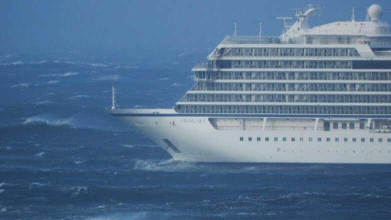 Терпящий бедствие у берегов Норвегии лайнер Viking Sky