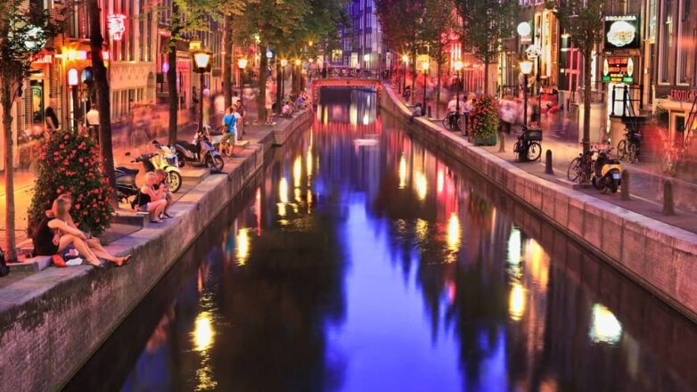 Экскурсии по барам квартала красных фонарей в Амстердаме запретят с 2020 года