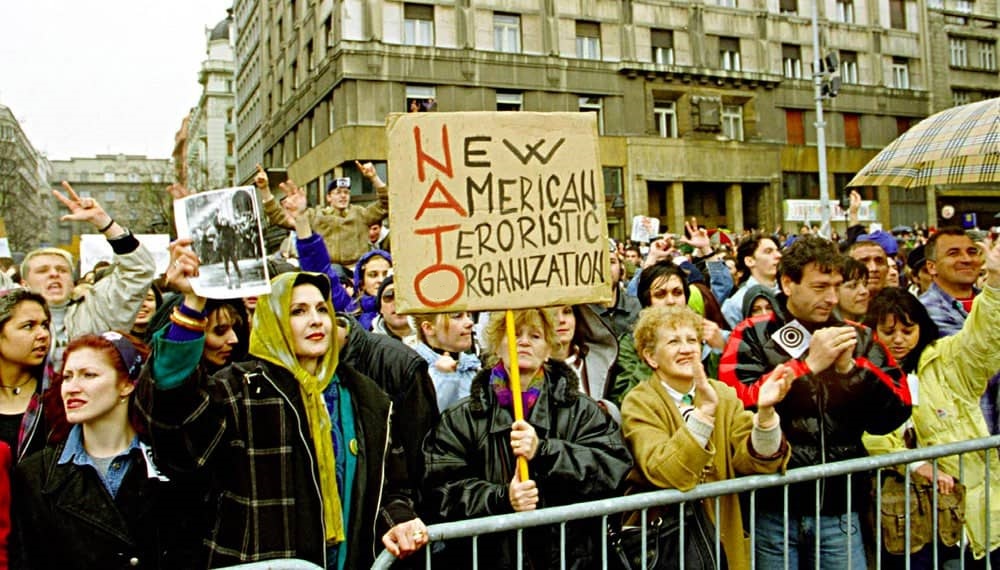 Белград, митинг протеста против бомбардировок Югославии