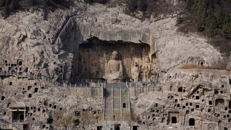 Пещерный храм Лунмэнь рядом с городом Лоян в провинции Хэнань