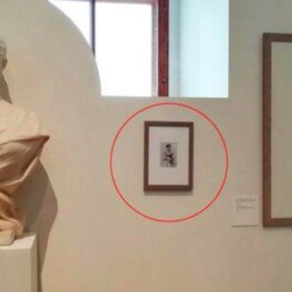 Посетители повесили свою картину в Государственном историческом музее
