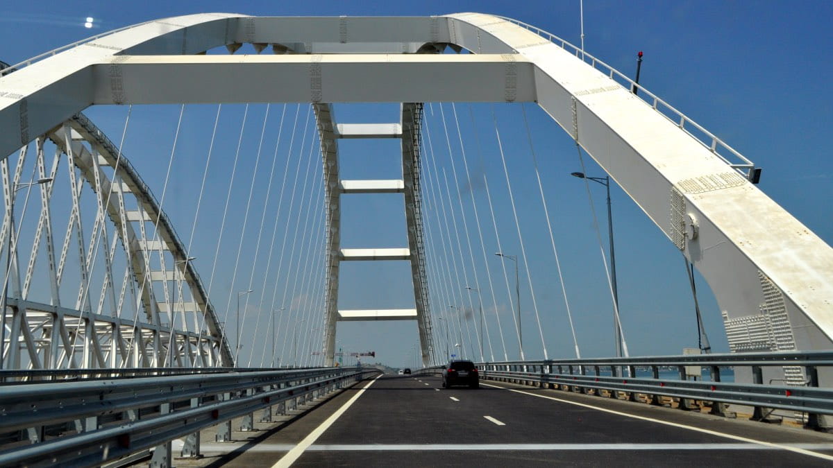 Мост профиль. Крымский мост туристический поток. Стела Крымского моста в Киеве.
