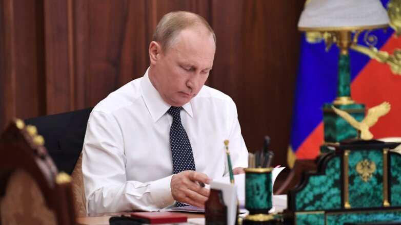 Путин в рабочем кабинете