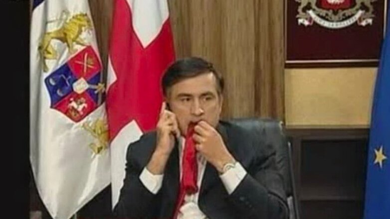 Просто привычка: Саакашвили рассказал, почему жевал галстук