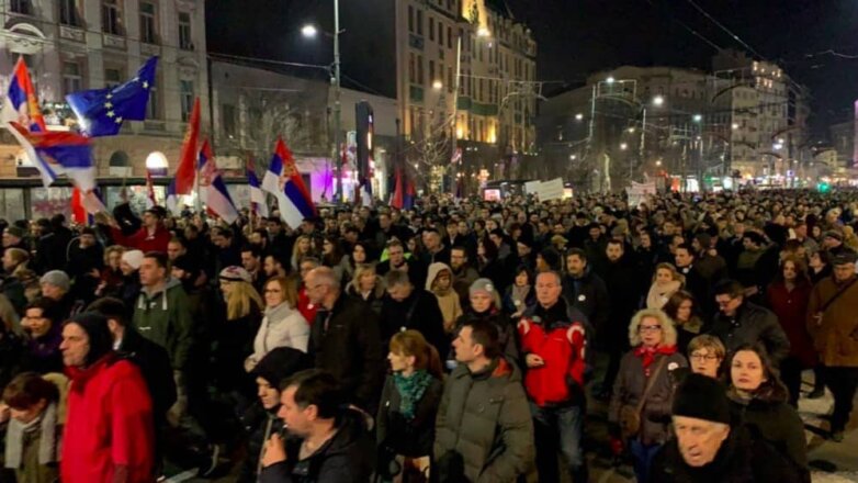 Полсотни протестующих пытались захватить здание гостелеканала в Сербии