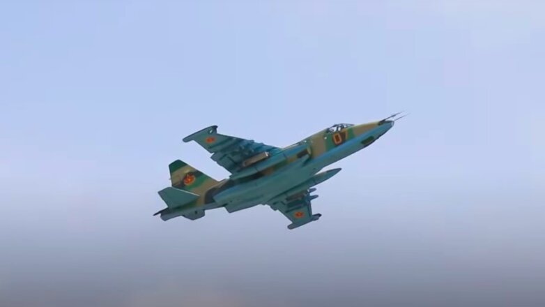 Посадка Су-25 на поврежденную полосу попала на видео