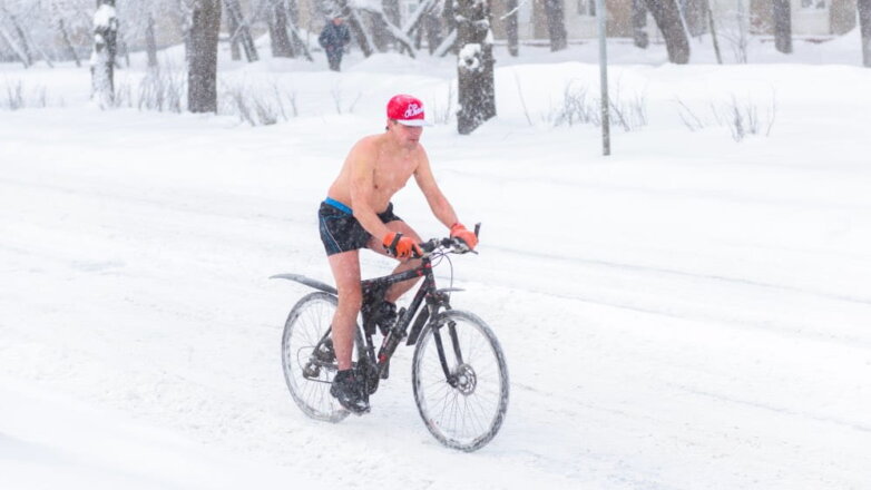 Снегопад зима велосипедист