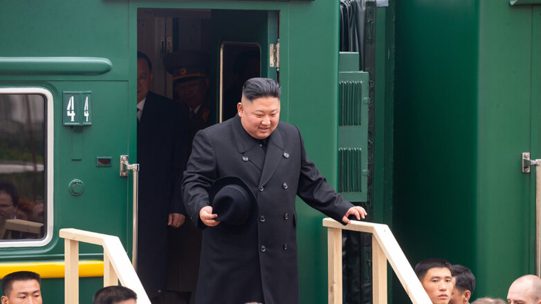 139404 Приморский край. Хасан. Лидер КНДР Ким Чен Ын у своего бронепоезда на железнодорожном вокзале.